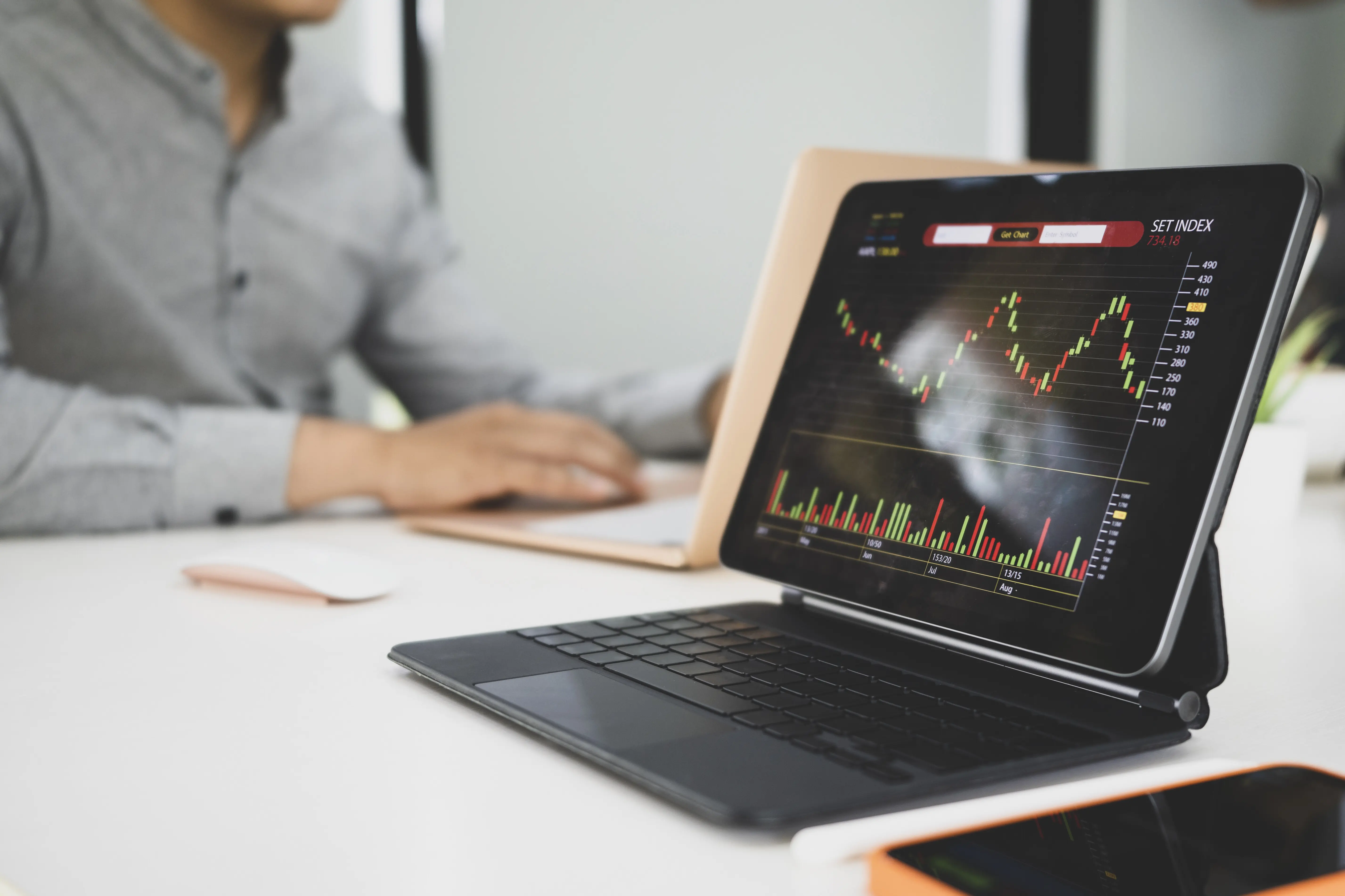 Statistische Diagramme auf dem Bildschirm eines Tablet-Computers auf dem Schreibtisch.